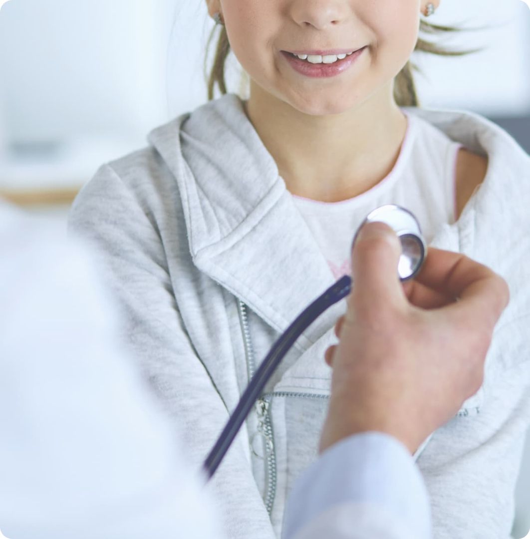 Ein junges Mädchen was von einem Arzt untersucht wird